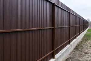 Забор из профнастила С8 крашенный ЭКОНОМ с профильным столбом 60х40 