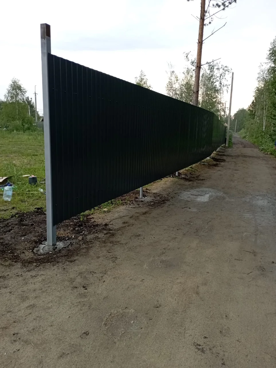 Монтаж забора из профнастила