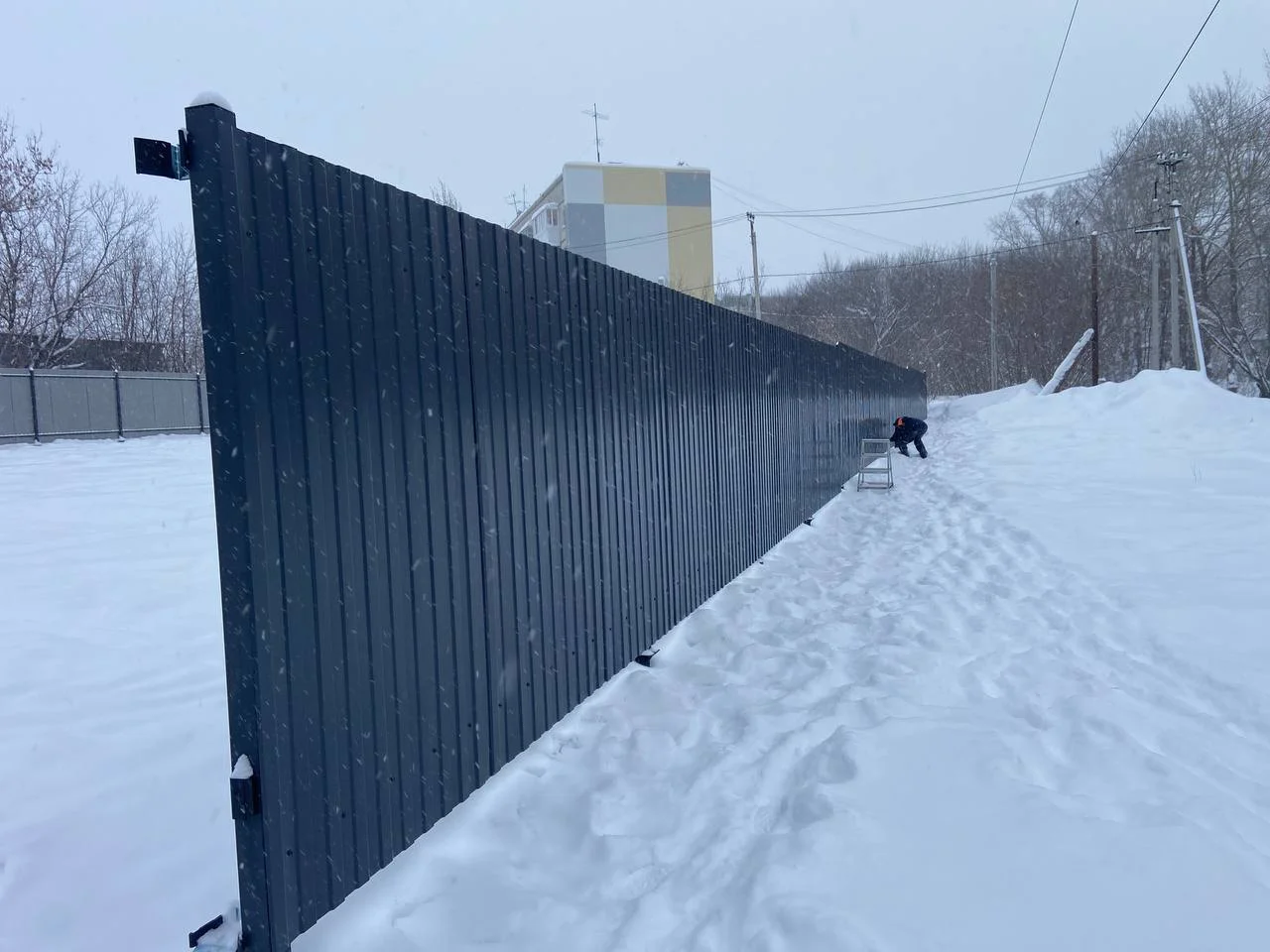 Монтаж забора из профнастила зимой