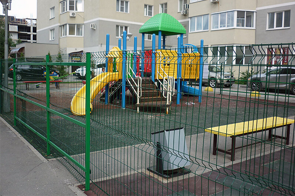 Установка забора во дворе ЖК
