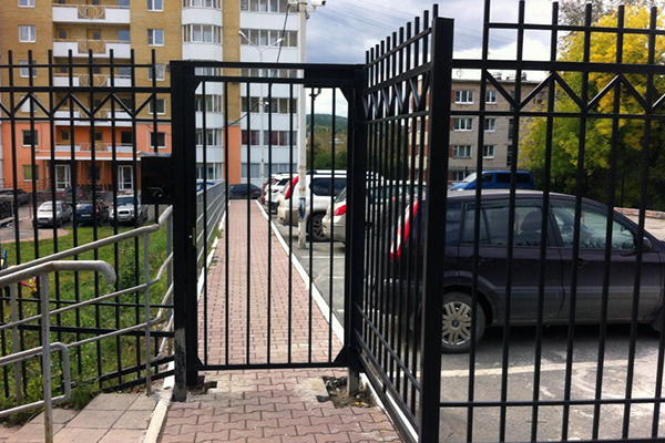 Установка забора во дворе ЖК
