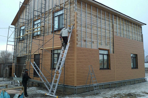 Можно ли обшивать дом сайдингом зимой